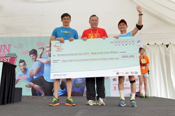 Mr See Hak Loo walks away with a whooping $88,888 in cash by winning the giant hong bao in the MediaCorp Hong Bao Run (600x399)