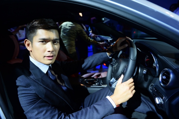 Elvin Ng, MediaCorp artiste and Mercedes-Benz brand ambassador, taking the wheel of the new C-Class (600x399)